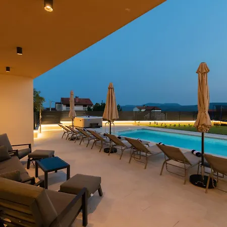Villa Hills By Iva *